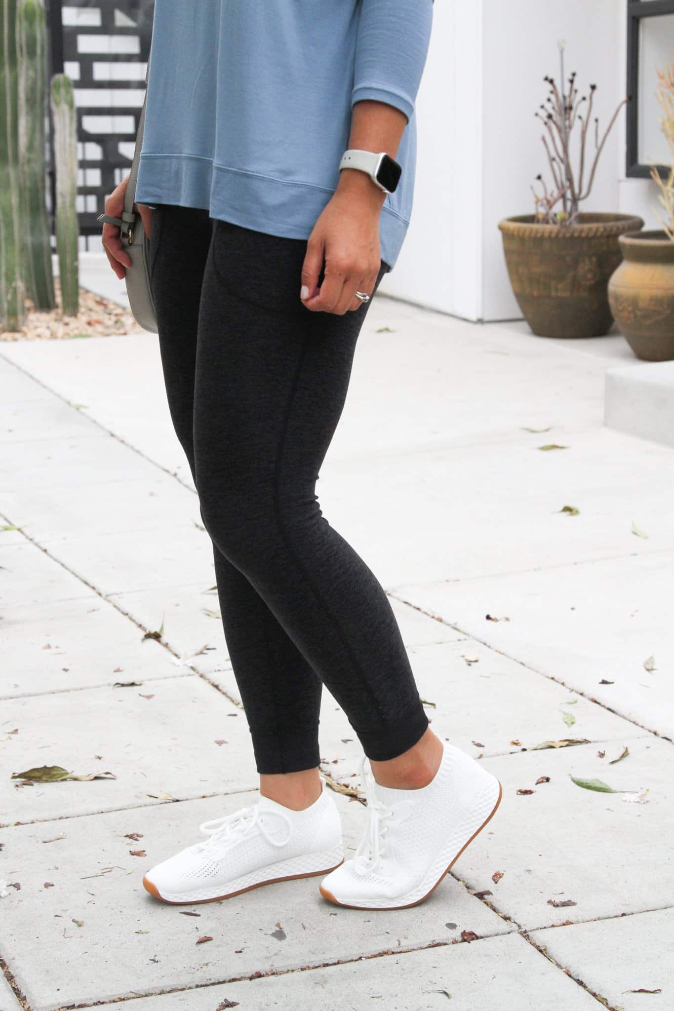 Five Outfits with Dark Grey Leggings to Copy for Athleisure and Activewear